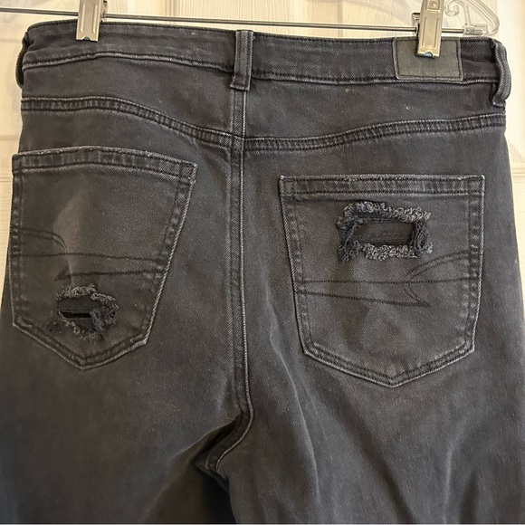 American Eagle Women's Mom Jeans Black with heavy distressing and holes size 8 - Picture 6 of 10